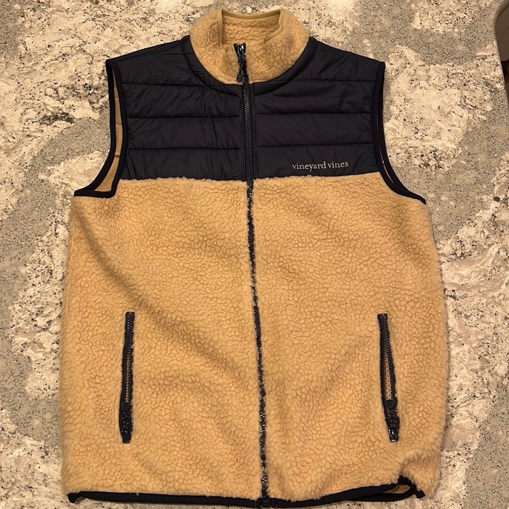 Sherpa Vineyard Vines mens vest. Size small.